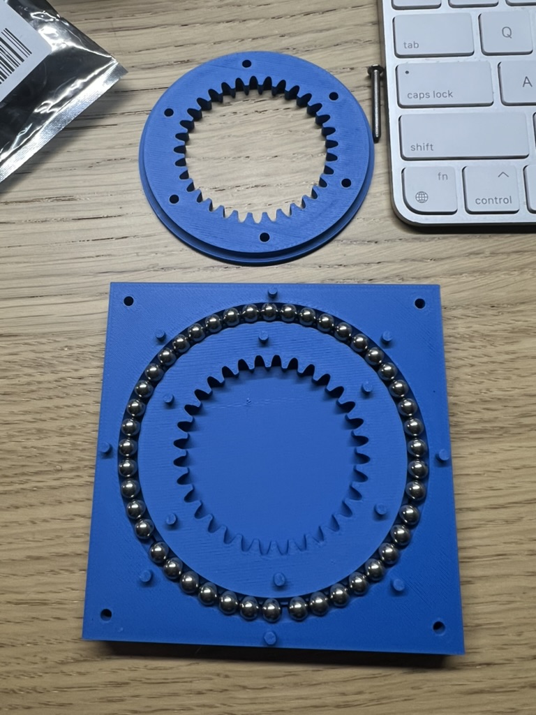 Slewing ring bearing with steel ball bearings